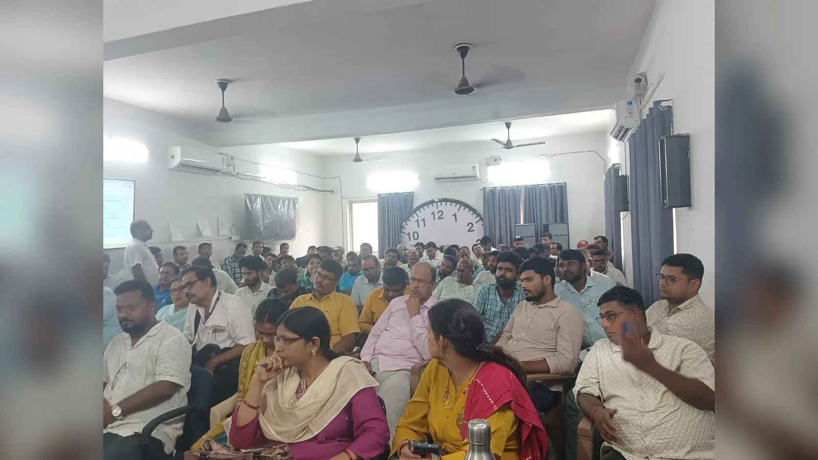 प्रशिक्षण कार्यशाला में शामिल प्राचार्य और नोडल अधिकारी | Prabhat Khabar Network प्रशिक्षण कार्यशाला में शामिल प्राचार्य और नोडल अधिकारी | Prabhat Khabar Network