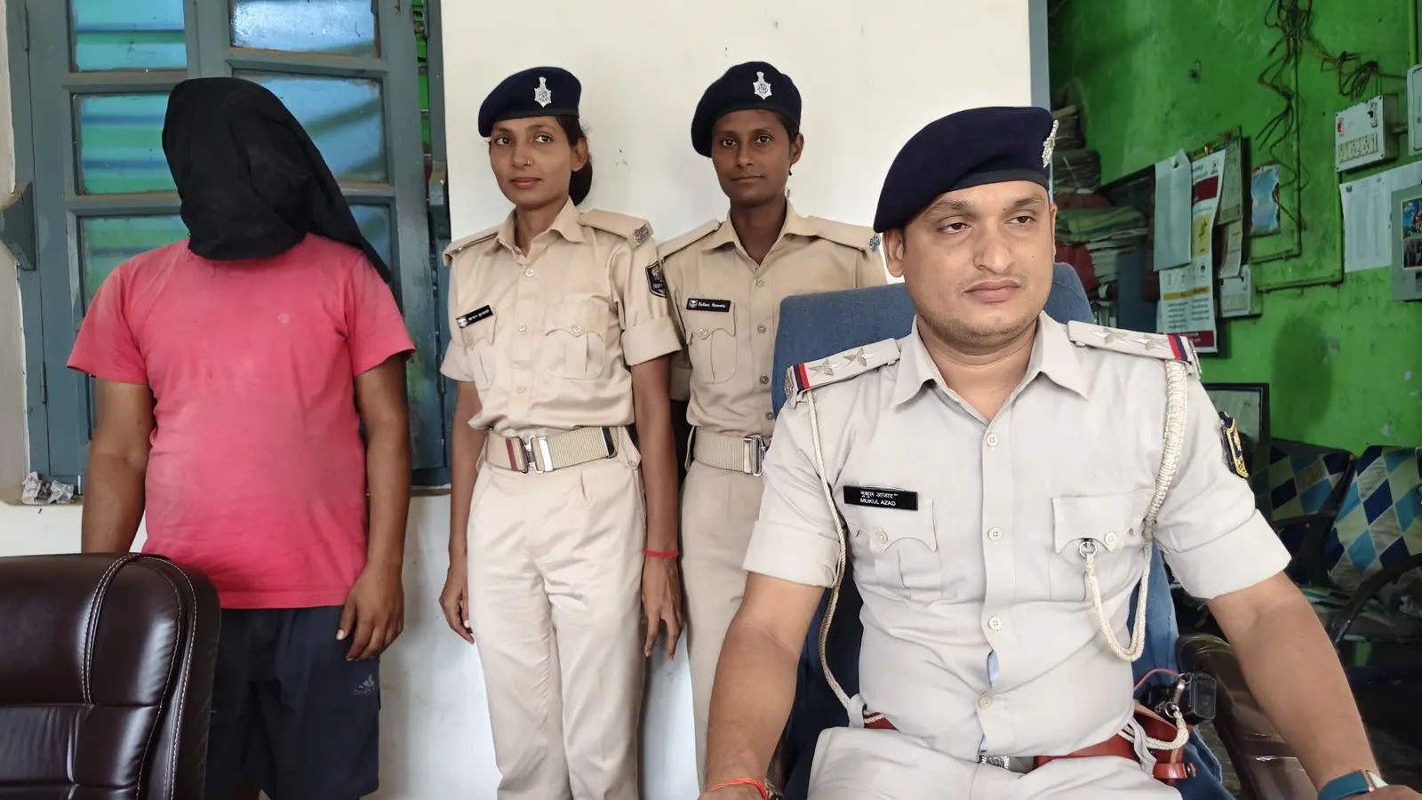 गिरफ्तार आरोपित के साथ पुलिस पदाधिकारी | Prabhat Khabar Network गिरफ्तार आरोपित के साथ पुलिस पदाधिकारी | Prabhat Khabar Network