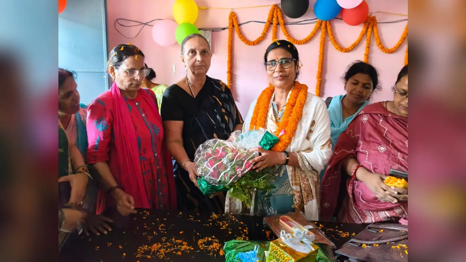 कैप्शन:01-आईसीडीएस कार्यालय सूर्यगढ़ा में सीडीपीओ रीना कुमारी को विदाई देती सेविका एवं कर्मी फोटो संख्या 02- प्रखंड कार्यालय परिसर में सीडीपीओ को विदाई देते जनप्रतिनिधि एवं कर्मी | Prabhat Khabar Network कैप्शन:01-आईसीडीएस कार्यालय सूर्यगढ़ा में सीडीपीओ रीना कुमारी को विदाई देती सेविका एवं कर्मी फोटो संख्या 02- प्रखंड कार्यालय परिसर में सीडीपीओ को विदाई देते जनप्रतिनिधि एवं कर्मी | Prabhat Khabar Network