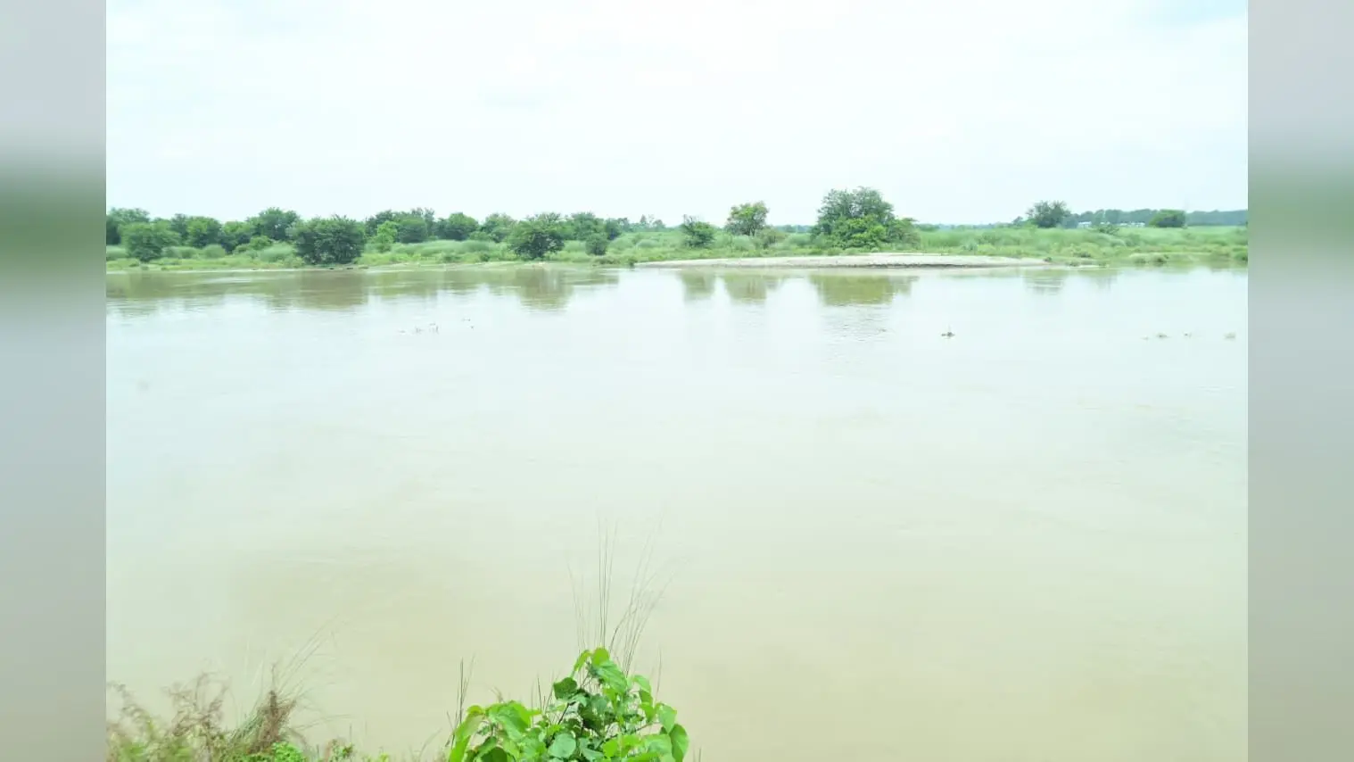 नदी में फैल रहा पानी व निरीक्षण करते डीएम- एसपी | Prabhat Khabar Network नदी में फैल रहा पानी व निरीक्षण करते डीएम- एसपी | Prabhat Khabar Network