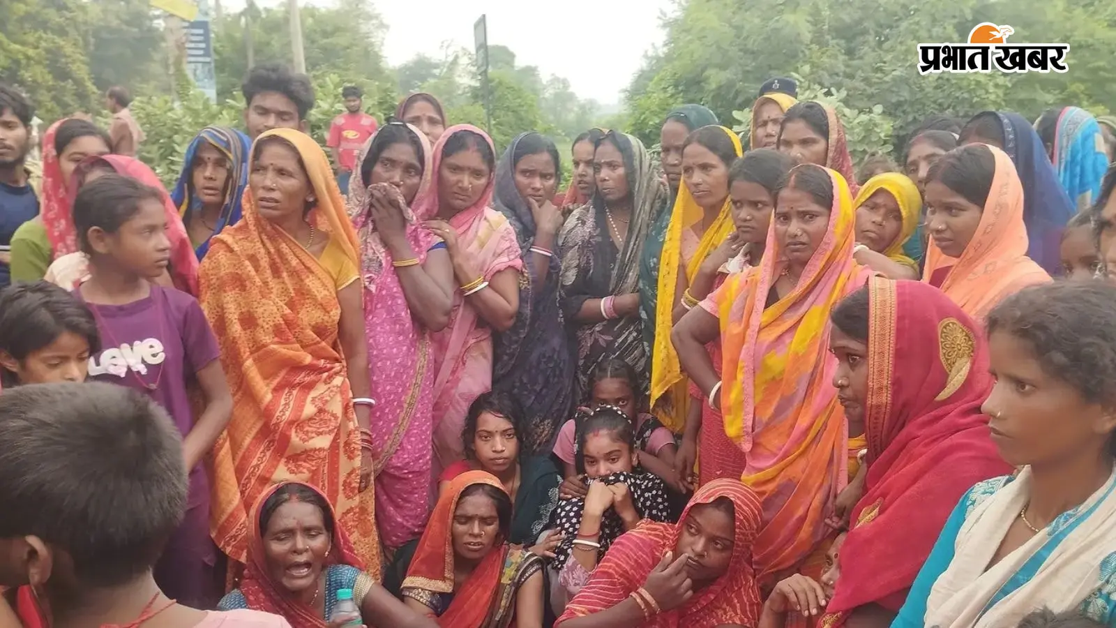 मृतक के रोते बिलखते परिजन मृतक के रोते बिलखते परिजन