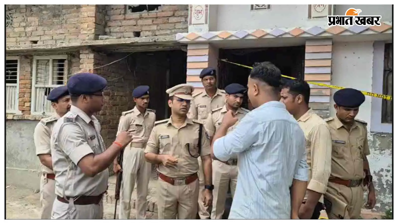 अन्य सामग्री के साथ पुलिस टीम अन्य सामग्री के साथ पुलिस टीम