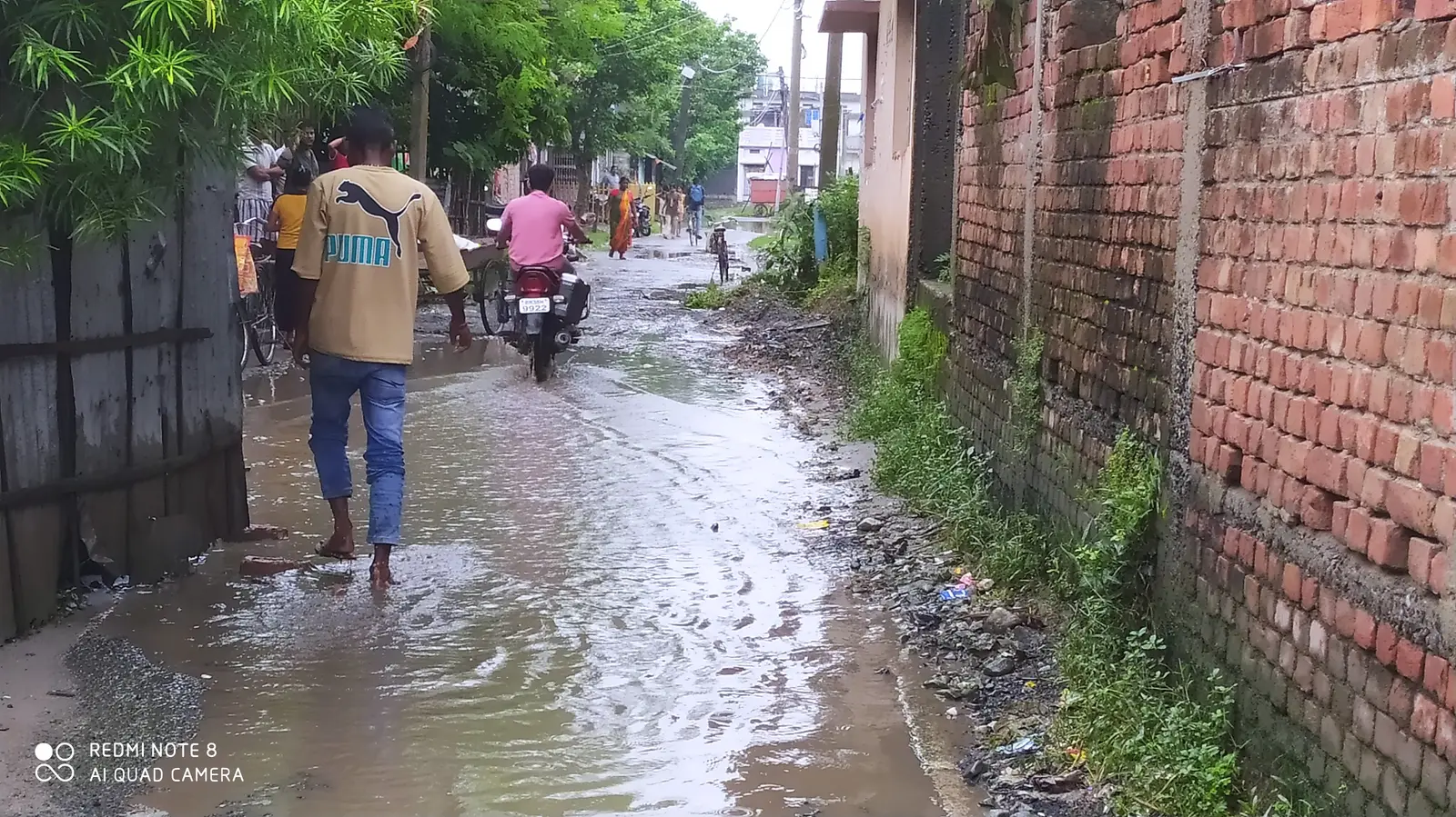 फोटो कैप्शन -:-- राम मनोहर लोहिया पथ से अनुमंडल कार्यालय जाने वाले मुख्य मार्ग पर कुबेर टोला के समीप जल जमाव का तस्वीर | Prabhat Khabar Network फोटो कैप्शन -:-- राम मनोहर लोहिया पथ से अनुमंडल कार्यालय जाने वाले मुख्य मार्ग पर कुबेर टोला के समीप जल जमाव का तस्वीर | Prabhat Khabar Network