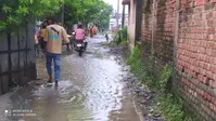 फारबिसगंज में नरक बनी अनुमंडल कार्यालय जाने वाली मुख्य सड़क: नाले के अभाव में जलजमाव, गंदे पानी से गुजरने को मजबूर हजारों लोग