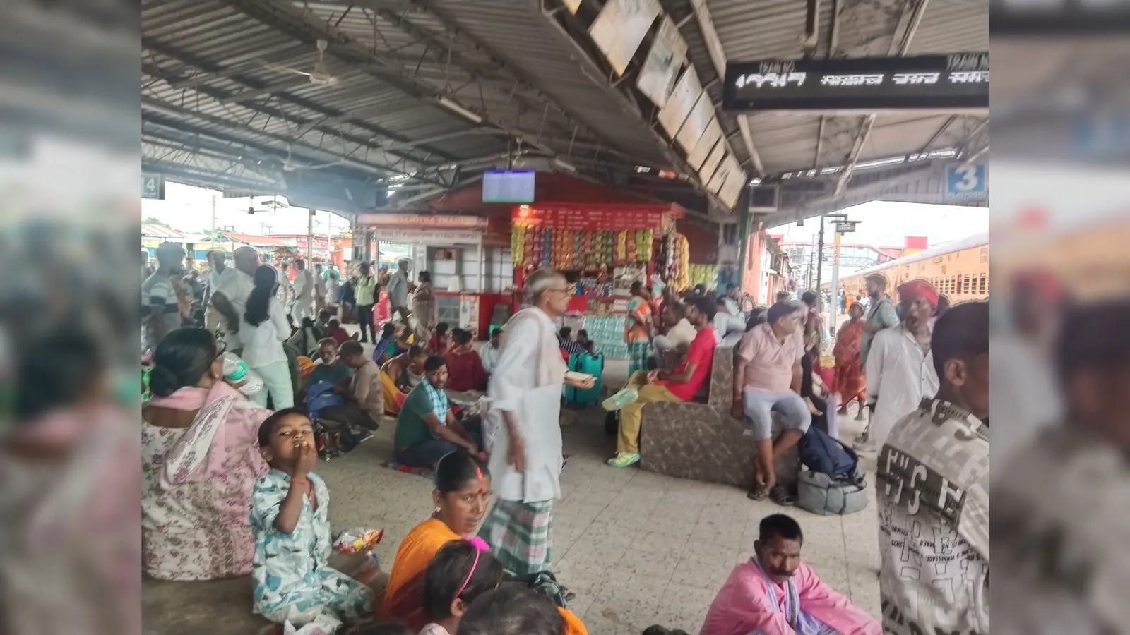 किऊल रेलवे स्टेशन पर ट्रेनों का इंतजार करते यात्री | Prabhat Khabar Network किऊल रेलवे स्टेशन पर ट्रेनों का इंतजार करते यात्री | Prabhat Khabar Network
