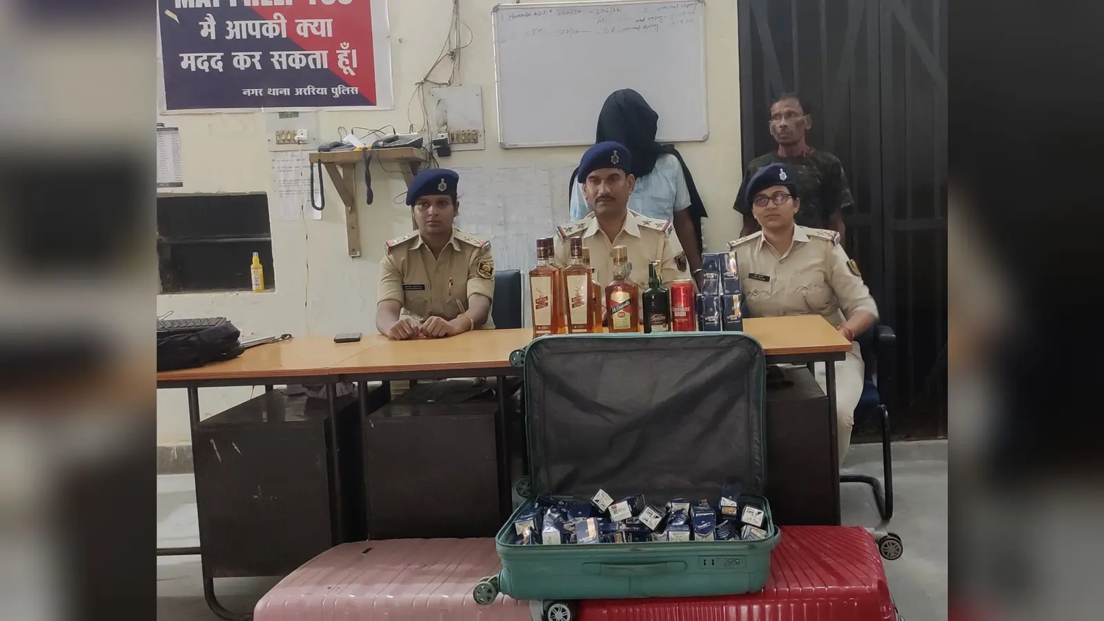 फोटो:- गिरफ्तार युवक की जानकारी देती नगर थाना पुलिस | Prabhat Khabar Network फोटो:- गिरफ्तार युवक की जानकारी देती नगर थाना पुलिस | Prabhat Khabar Network