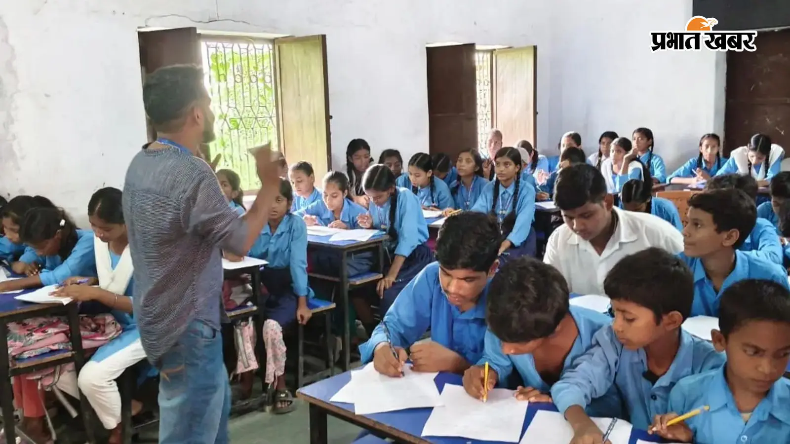 सरकारी स्कूल में पढ़ते बच्चे सरकारी स्कूल में पढ़ते बच्चे