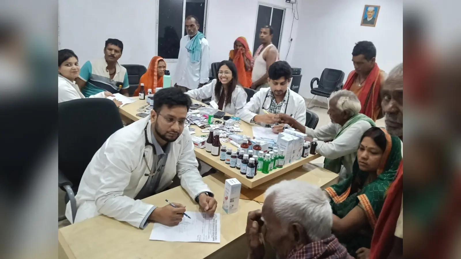 शिविर में मौजूद स्वास्थ्यकर्मी वृद्ध मरीज का इलाज करते स्वास्थ्यकर्मी | Prabhat Khabar Network शिविर में मौजूद स्वास्थ्यकर्मी वृद्ध मरीज का इलाज करते स्वास्थ्यकर्मी | Prabhat Khabar Network