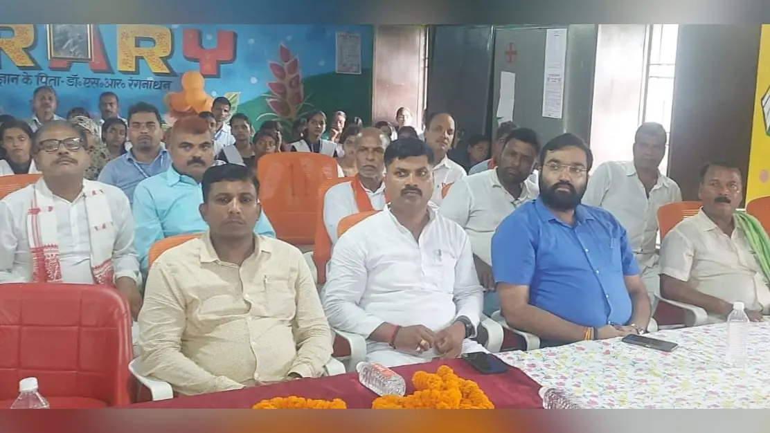 कार्यक्रम में शामिल अधिकारी, जनप्रतिनिधि और छात्र/छात्राएं | Prabhat Khabar Network कार्यक्रम में शामिल अधिकारी, जनप्रतिनिधि और छात्र/छात्राएं | Prabhat Khabar Network