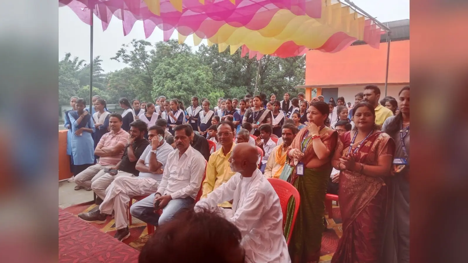 कार्यक्रम उपस्थित शिक्षक शिक्षिकाओं व अन्य कार्यक्रम का दीप प्रज्जवलित कर उद्घाटन करते अधिकारी | Prabhat Khabar Network कार्यक्रम उपस्थित शिक्षक शिक्षिकाओं व अन्य कार्यक्रम का दीप प्रज्जवलित कर उद्घाटन करते अधिकारी | Prabhat Khabar Network