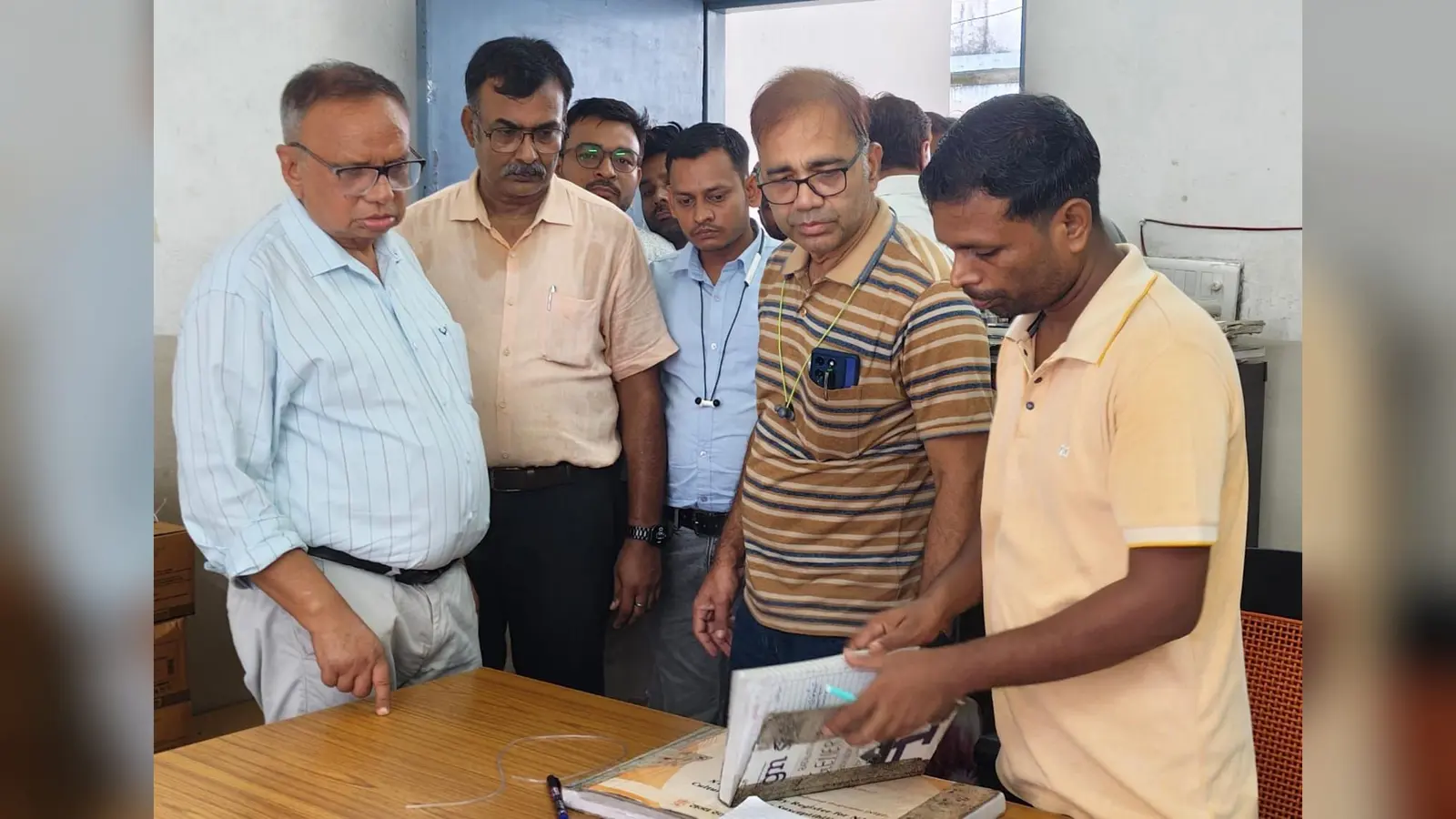 फोटो-2002- सीएचसी में निरीक्षण के दौरान रजिस्टर का अवलोकन करते सीएस | Prabhat Khabar Network फोटो-2002- सीएचसी में निरीक्षण के दौरान रजिस्टर का अवलोकन करते सीएस | Prabhat Khabar Network