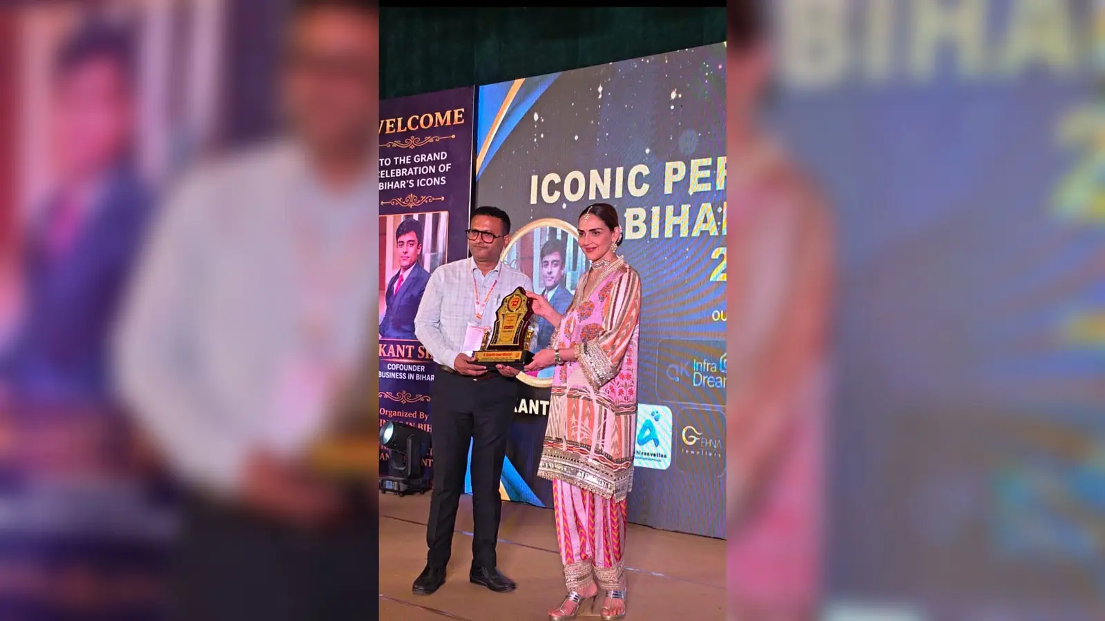 फोटो - अभिनेत्री से सम्मानित होते डॉ शैलेंद्र | Prabhat Khabar Network फोटो - अभिनेत्री से सम्मानित होते डॉ शैलेंद्र | Prabhat Khabar Network