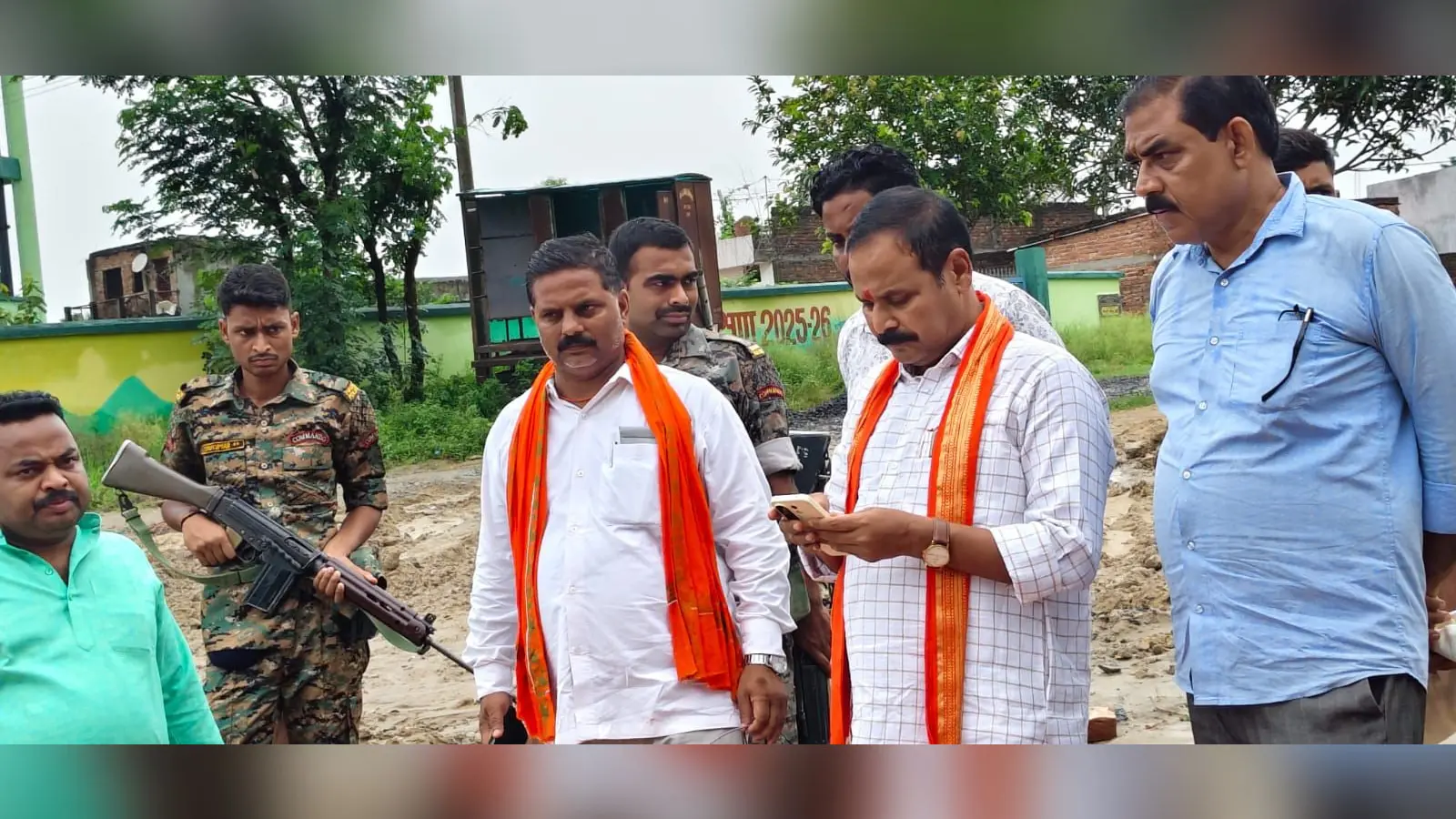 सबुनी के निर्माणाधीन पोखर की जांच करते मंत्री नंदकिशोर राम | Prabhat Khabar Network सबुनी के निर्माणाधीन पोखर की जांच करते मंत्री नंदकिशोर राम | Prabhat Khabar Network