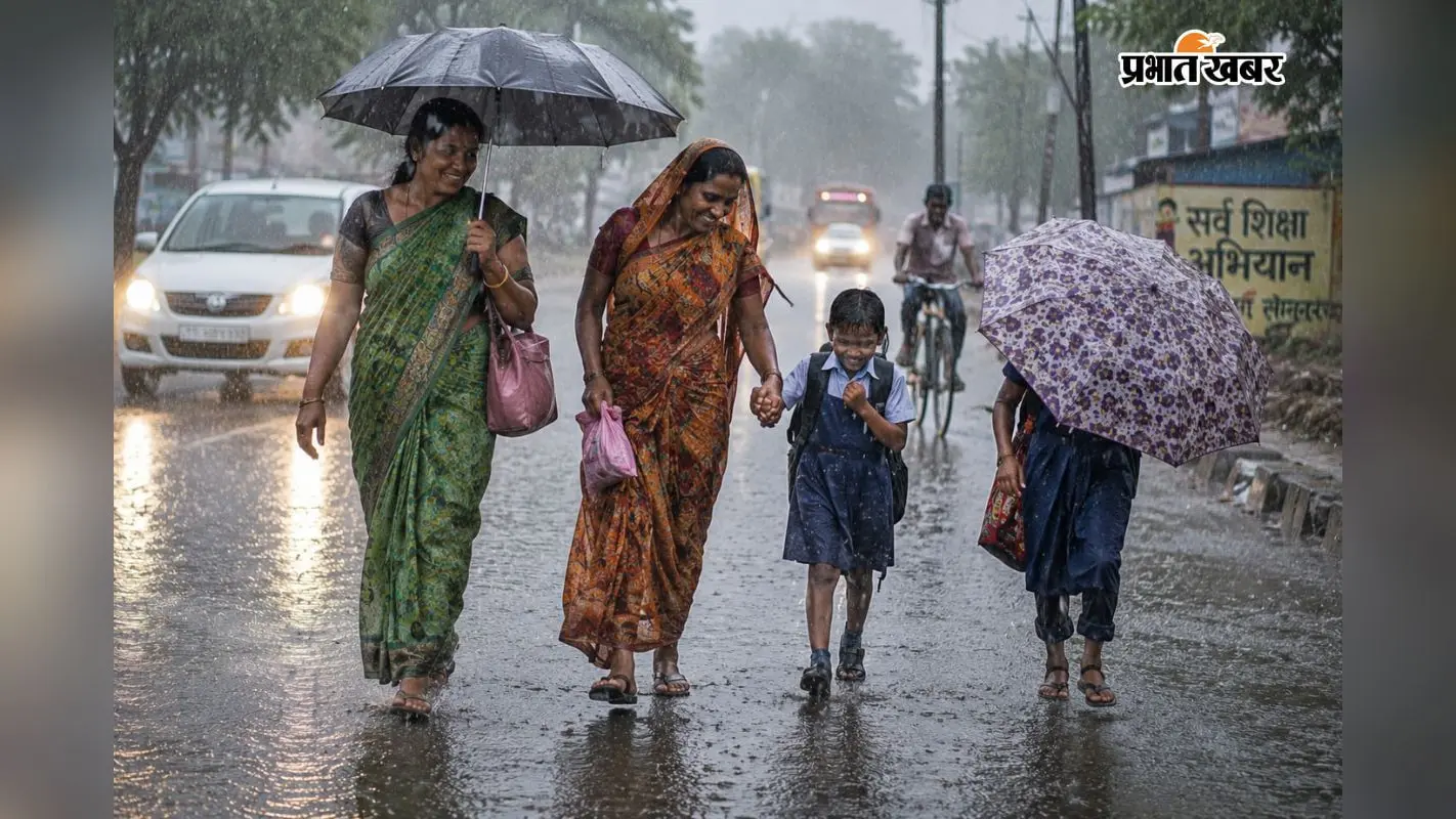 बारिश में बच्चों के साथ जातीं महिलाओं की सांकेतिक तस्वीर. बारिश में बच्चों के साथ जातीं महिलाओं की सांकेतिक तस्वीर.