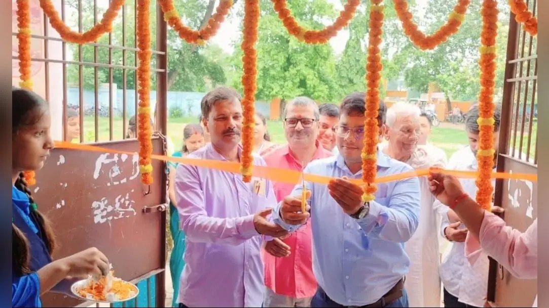 स्कूल का उद्घाटन करते बीईओ व अन्य | Prabhat Khabar Network स्कूल का उद्घाटन करते बीईओ व अन्य | Prabhat Khabar Network