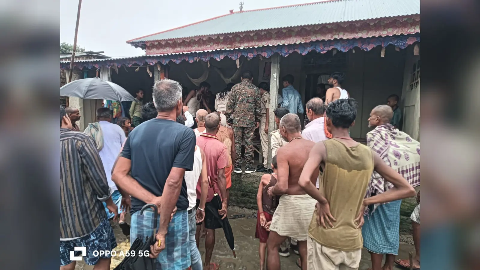 फोटो कैप्शन: घटनास्थल पर जांच करती भरगामा थाना पुलिस व मौजूद ग्रामीण | Prabhat Khabar Network फोटो कैप्शन: घटनास्थल पर जांच करती भरगामा थाना पुलिस व मौजूद ग्रामीण | Prabhat Khabar Network