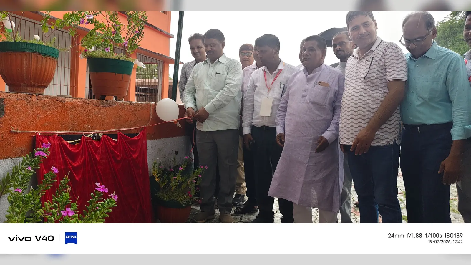 पर्दा हटाकर मॉडल स्कूल का उद्घाटन करते विधायक एवं विधायक का स्वागत करते विद्यालय के शिक्षक एवं शिक्षिकाएं | Prabhat Khabar Network पर्दा हटाकर मॉडल स्कूल का उद्घाटन करते विधायक एवं विधायक का स्वागत करते विद्यालय के शिक्षक एवं शिक्षिकाएं | Prabhat Khabar Network