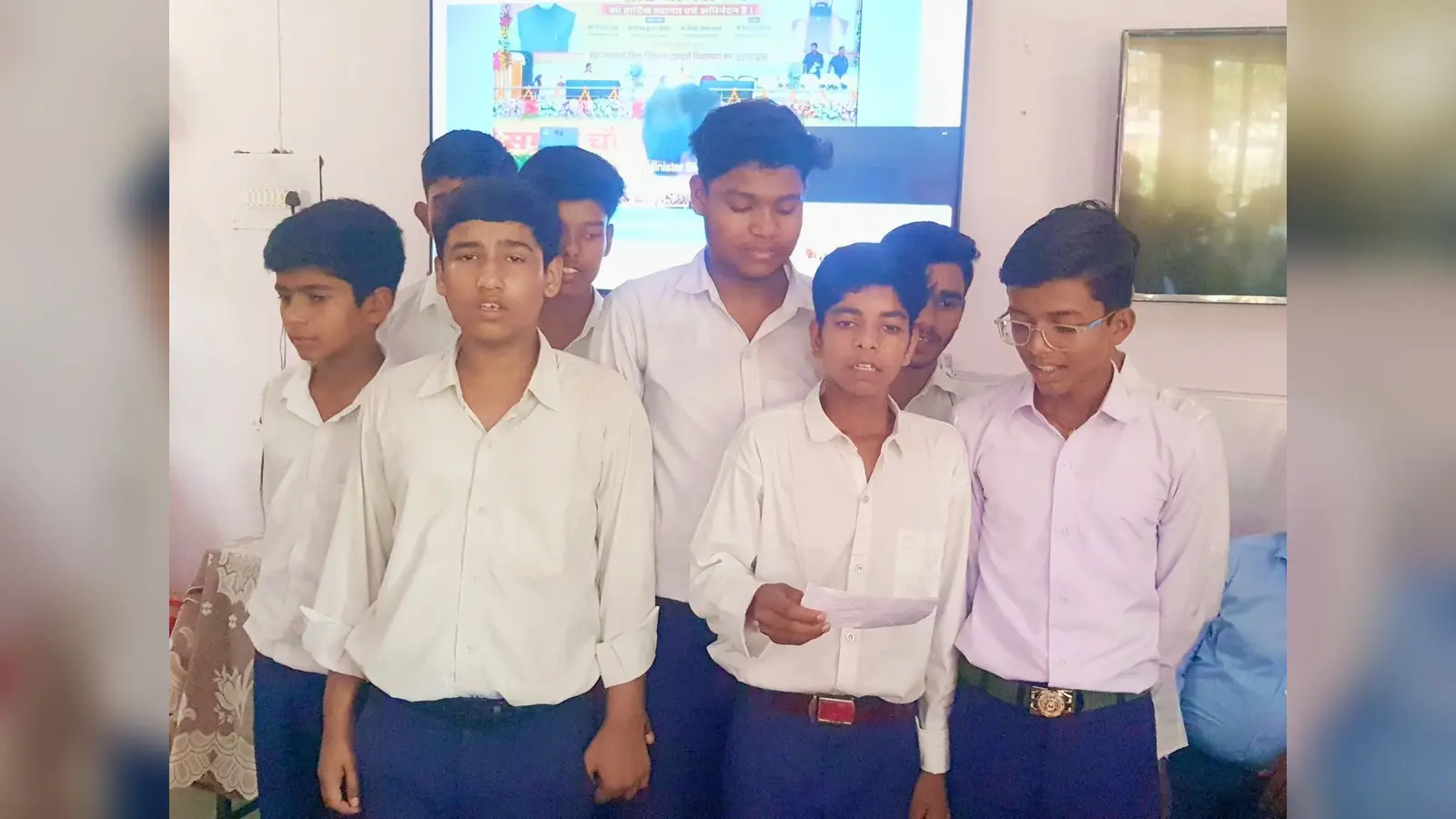 स्वागत गीत प्रस्तुत करते छात्र | Prabhat Khabar Network स्वागत गीत प्रस्तुत करते छात्र | Prabhat Khabar Network