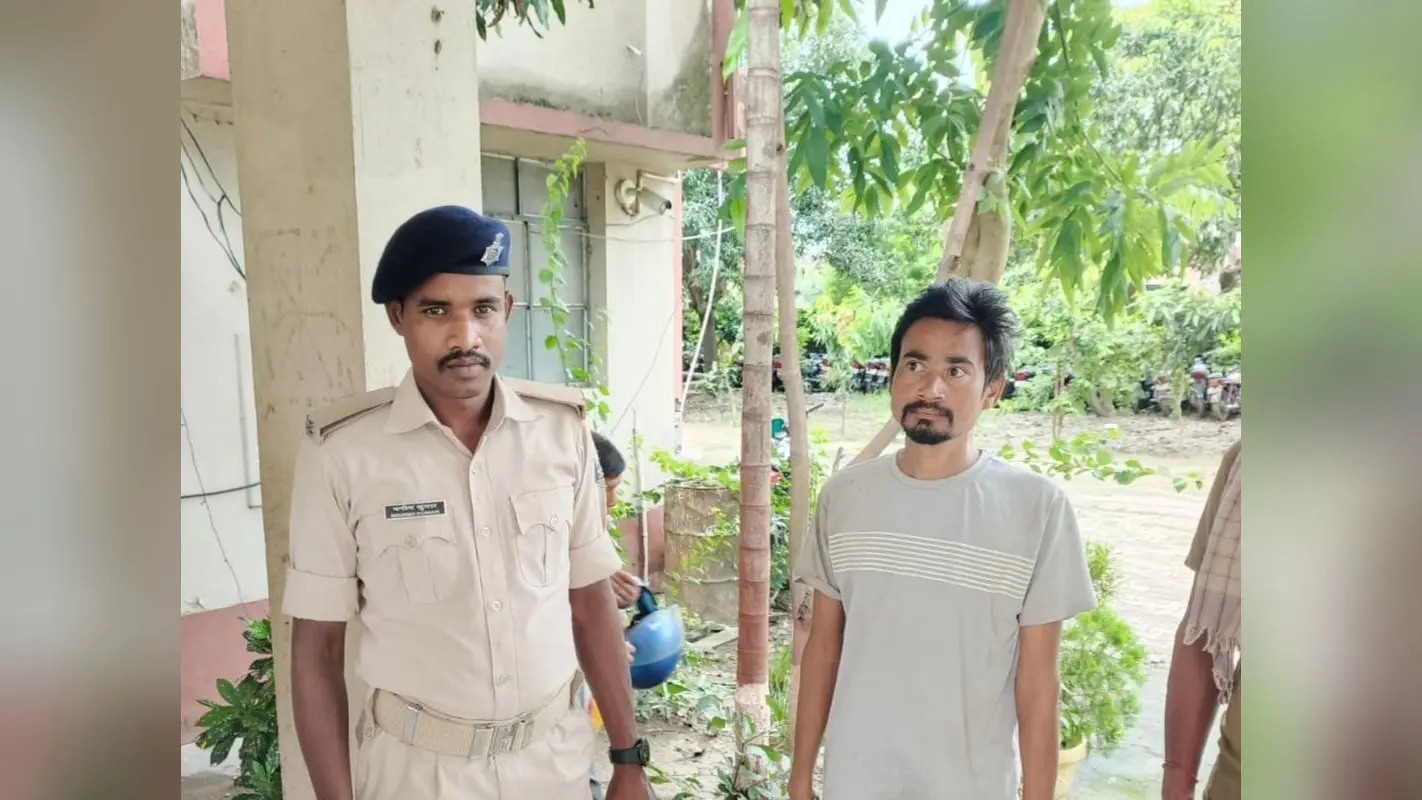शराबकरबारी को ले जाते नौरंगिया पुलिस | Prabhat Khabar Network शराबकरबारी को ले जाते नौरंगिया पुलिस | Prabhat Khabar Network