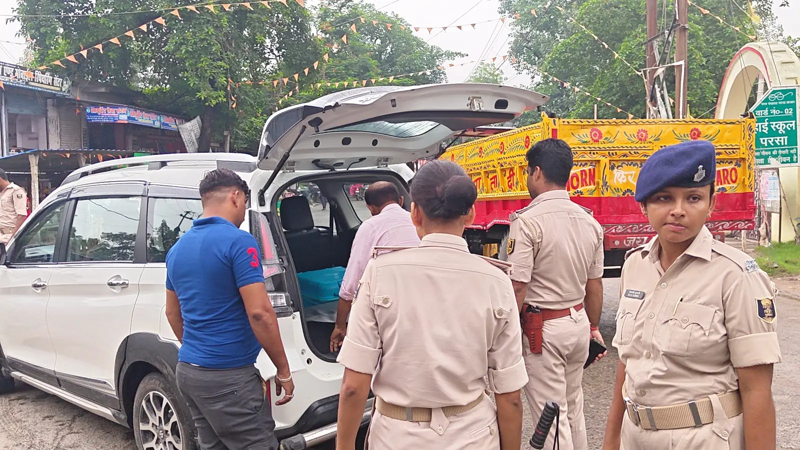वाहन चेकिंग करते परसा थाना के अपर थानाध्यक्ष दिलीप कुमार | Prabhat Khabar Network वाहन चेकिंग करते परसा थाना के अपर थानाध्यक्ष दिलीप कुमार | Prabhat Khabar Network
