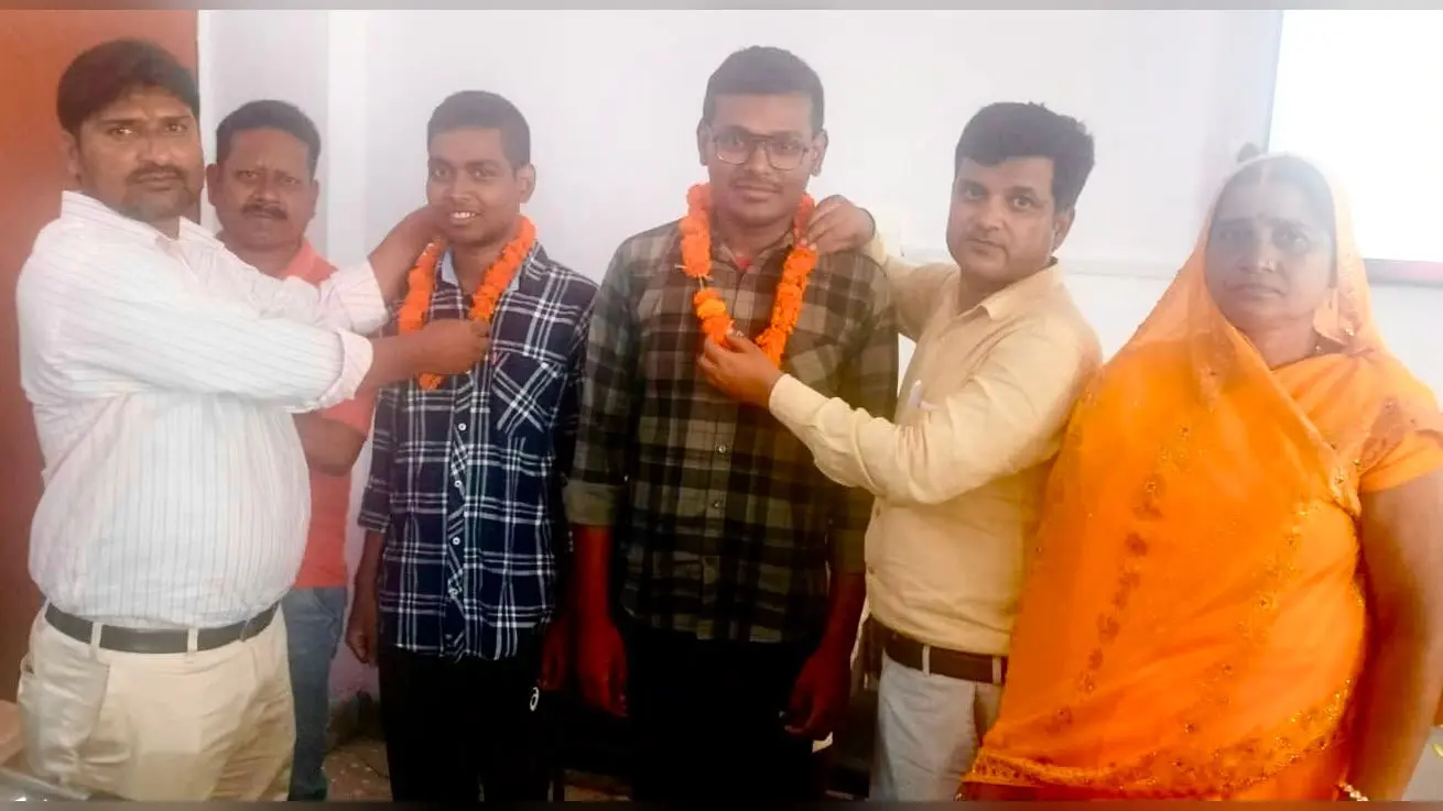 फोटो : सम्मानित होते दोनों छात्र | Prabhat Khabar Network फोटो : सम्मानित होते दोनों छात्र | Prabhat Khabar Network