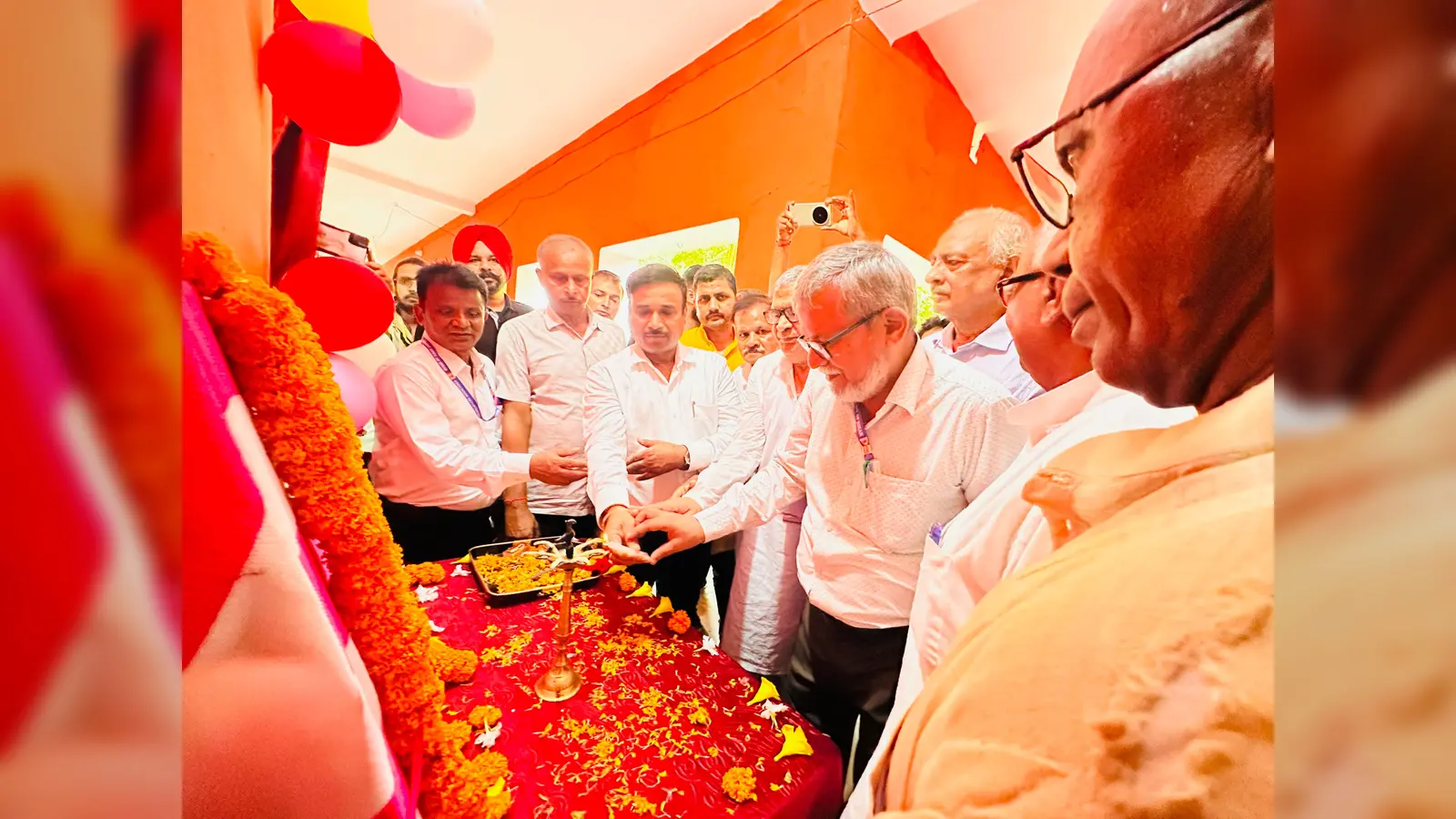 उद्घाटन करते ओबरा विधायक डॉ प्रकाश चंद्र | Prabhat Khabar Network उद्घाटन करते ओबरा विधायक डॉ प्रकाश चंद्र | Prabhat Khabar Network