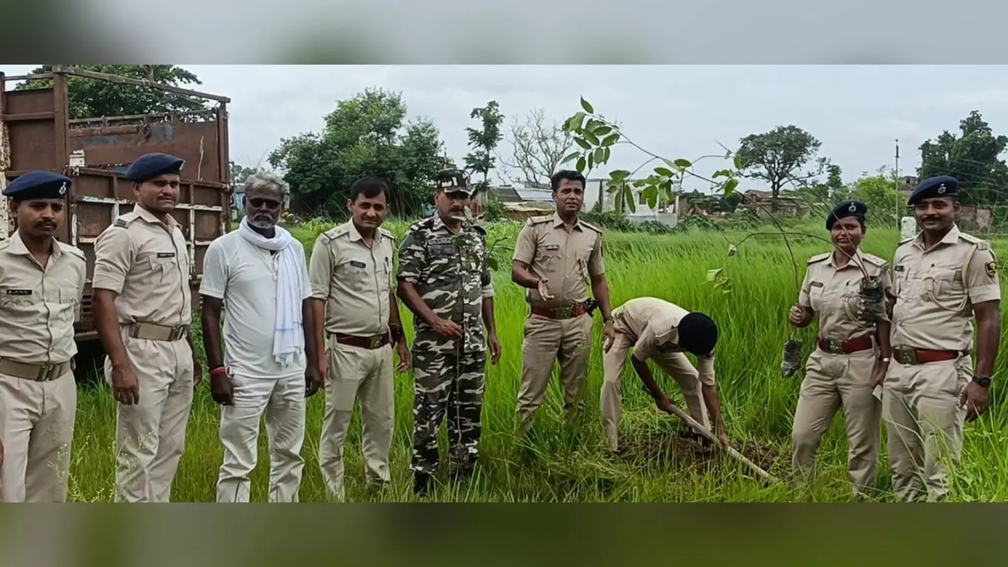 फोटो-भिट्ठा थाना परिसर में चला वृक्षारोपण अभियान. | Prabhat Khabar Network फोटो-भिट्ठा थाना परिसर में चला वृक्षारोपण अभियान. | Prabhat Khabar Network