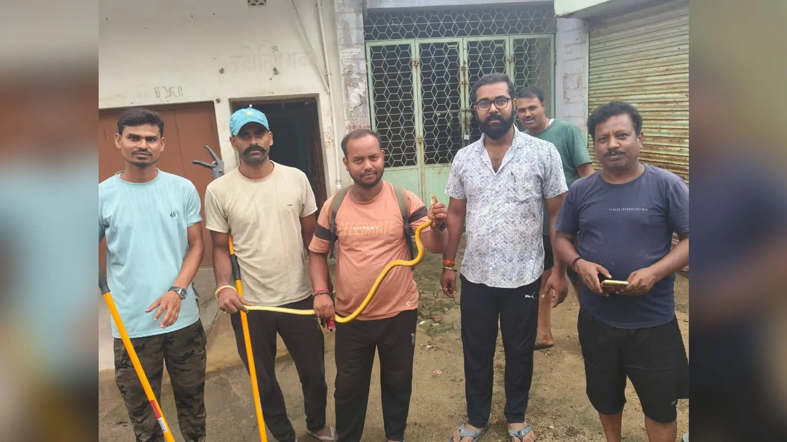 पकड़े सांप के साथ उपस्थित लोग | Prabhat Khabar Network पकड़े सांप के साथ उपस्थित लोग | Prabhat Khabar Network
