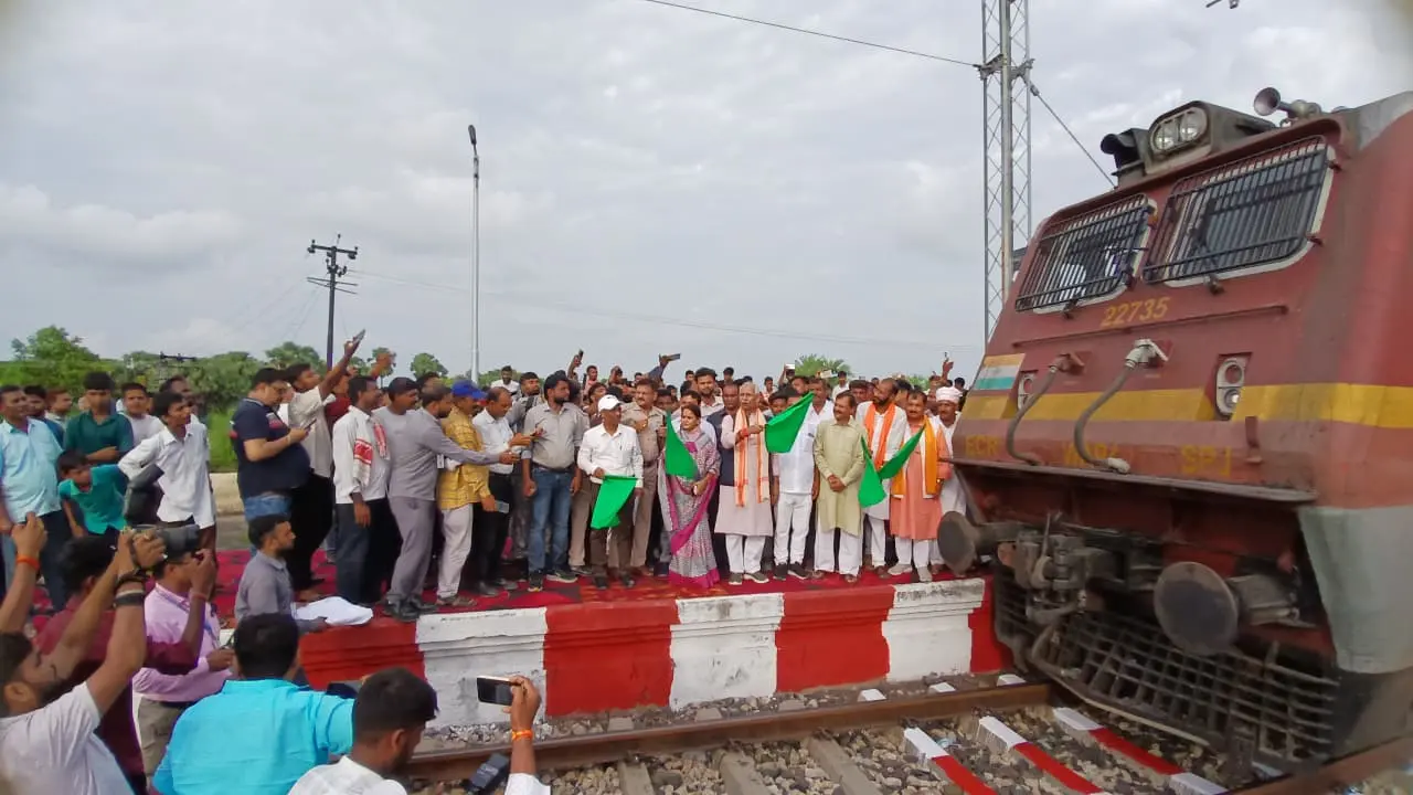 शामकौड़िया एवं राजापट्टी रेलवे स्टेशनों पर पटना–थावे–पटना सवारी गाड़ी के ठहराव का शुभारंभ, सांसद जनार्दन सिंह सिग्रीवाल ने हरी झंडी दिखाकर किया | Prabhat Khabar Network शामकौड़िया एवं राजापट्टी रेलवे स्टेशनों पर पटना–थावे–पटना सवारी गाड़ी के ठहराव का शुभारंभ, सांसद जनार्दन सिंह सिग्रीवाल ने हरी झंडी दिखाकर किया | Prabhat Khabar Network