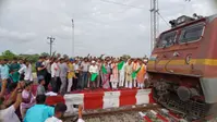 पटना–थावे सवारी गाड़ी का शामकौड़िया व राजापट्टी स्टेशन पर ठहराव शुरू, हरी झंडी दिखा रवाना किया