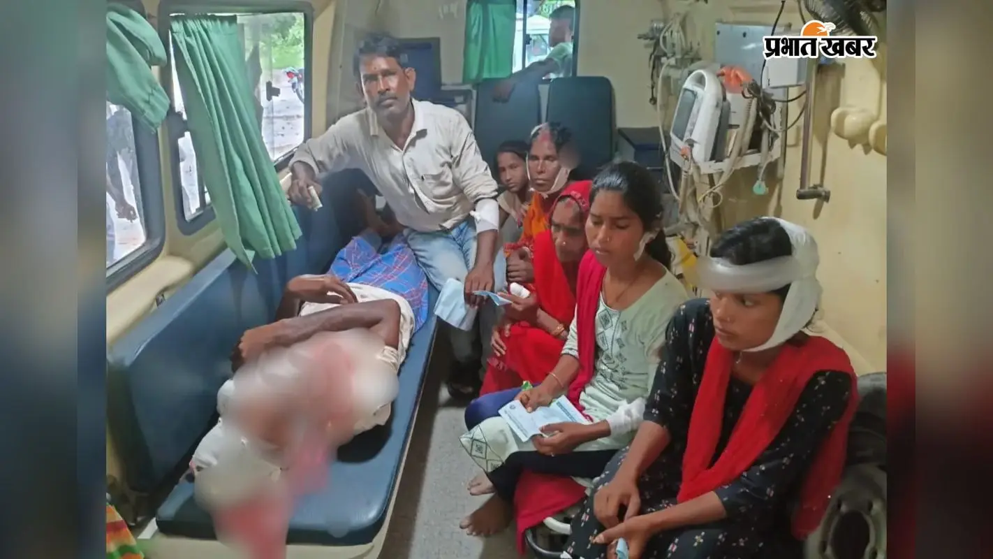 घायलों को अस्पताल लेकर जाते परिजन घायलों को अस्पताल लेकर जाते परिजन