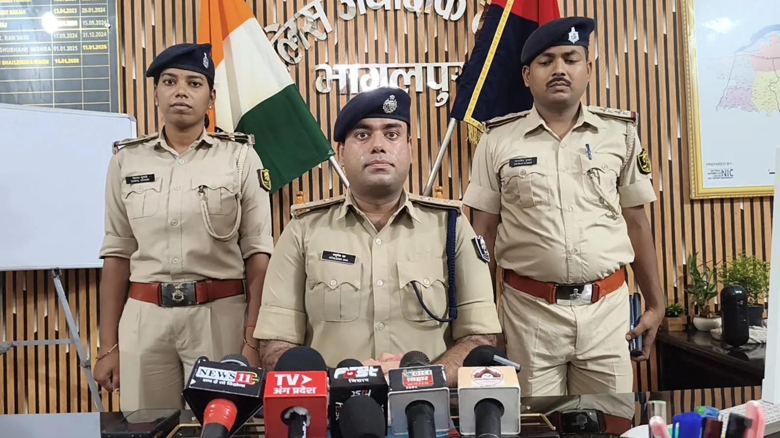 प्रेस वार्ता करते सिटी एसपी अतुलेश झा | Prabhat Khabar Network प्रेस वार्ता करते सिटी एसपी अतुलेश झा | Prabhat Khabar Network