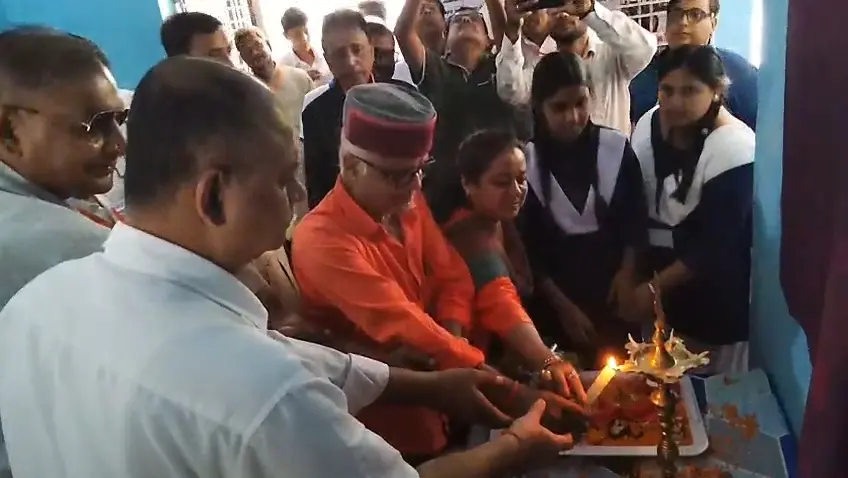 फोटो कैप्शन - दीप प्रज्ज्वलित कर कार्यक्रम का उद्घाटन करते अतिथि | Prabhat Khabar Network फोटो कैप्शन - दीप प्रज्ज्वलित कर कार्यक्रम का उद्घाटन करते अतिथि | Prabhat Khabar Network