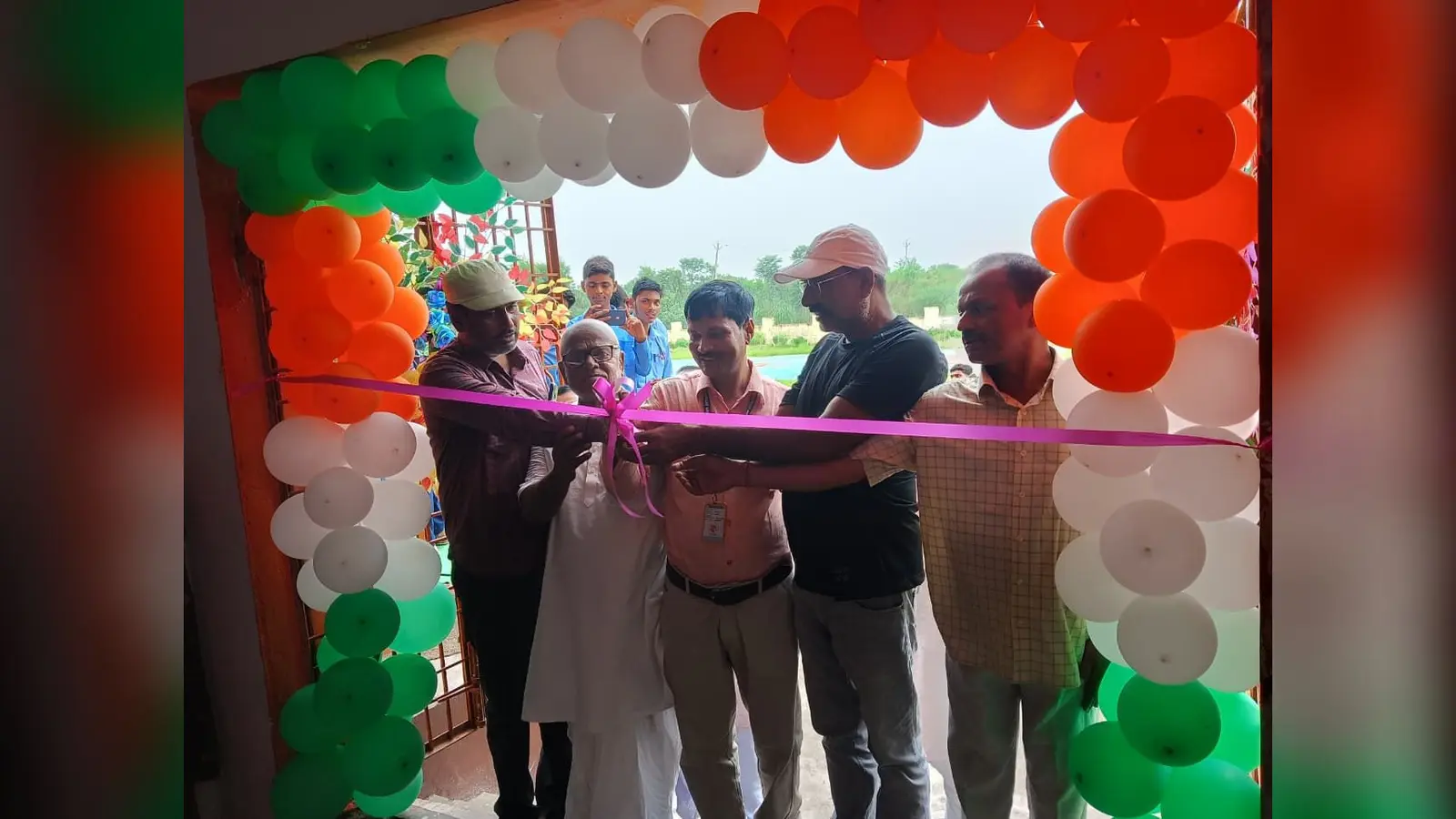 फोटो - उद्घाटन करते विद्यालय प्रधान व अतिथि | Prabhat Khabar Network फोटो - उद्घाटन करते विद्यालय प्रधान व अतिथि | Prabhat Khabar Network