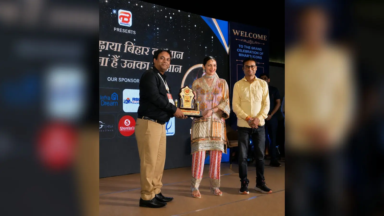 सम्मानित होते रौशन कुमार सिन्हा | Prabhat Khabar Network सम्मानित होते रौशन कुमार सिन्हा | Prabhat Khabar Network