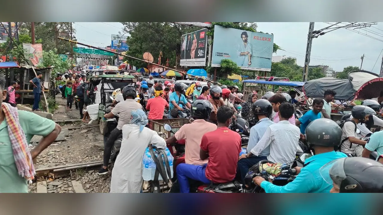 रेलवे गुमटी के पास जाम में फंसी 112 वाहन व एम्बुलेंस | Prabhat Khabar Network रेलवे गुमटी के पास जाम में फंसी 112 वाहन व एम्बुलेंस | Prabhat Khabar Network