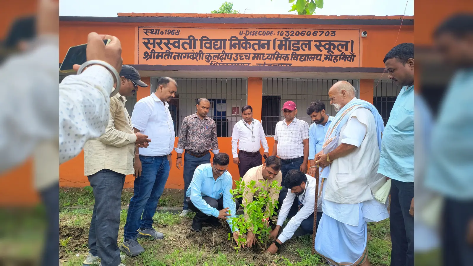 फोटो-मोहनियां स्थित सरस्वती विद्या निकेतन (मॉडल स्कूल) परिसर में पौधारोपण करते अतिथि एवं अन्य. | Prabhat Khabar Network फोटो-मोहनियां स्थित सरस्वती विद्या निकेतन (मॉडल स्कूल) परिसर में पौधारोपण करते अतिथि एवं अन्य. | Prabhat Khabar Network