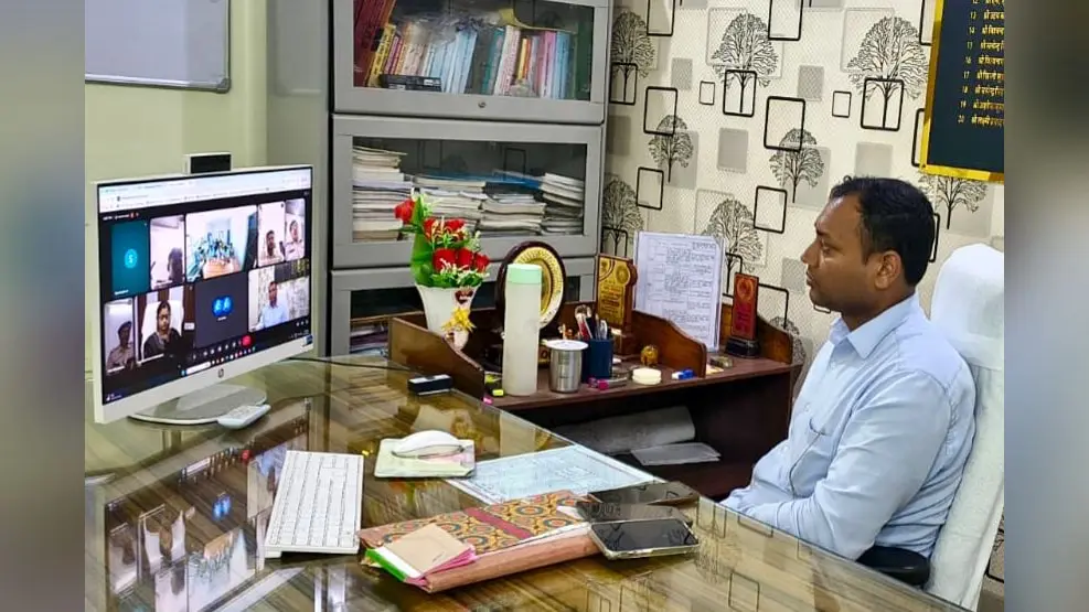 पहली समीक्षा बैठक लेते अनुमंडलाधिकारी दिलीप कुमार | Prabhat Khabar Network पहली समीक्षा बैठक लेते अनुमंडलाधिकारी दिलीप कुमार | Prabhat Khabar Network