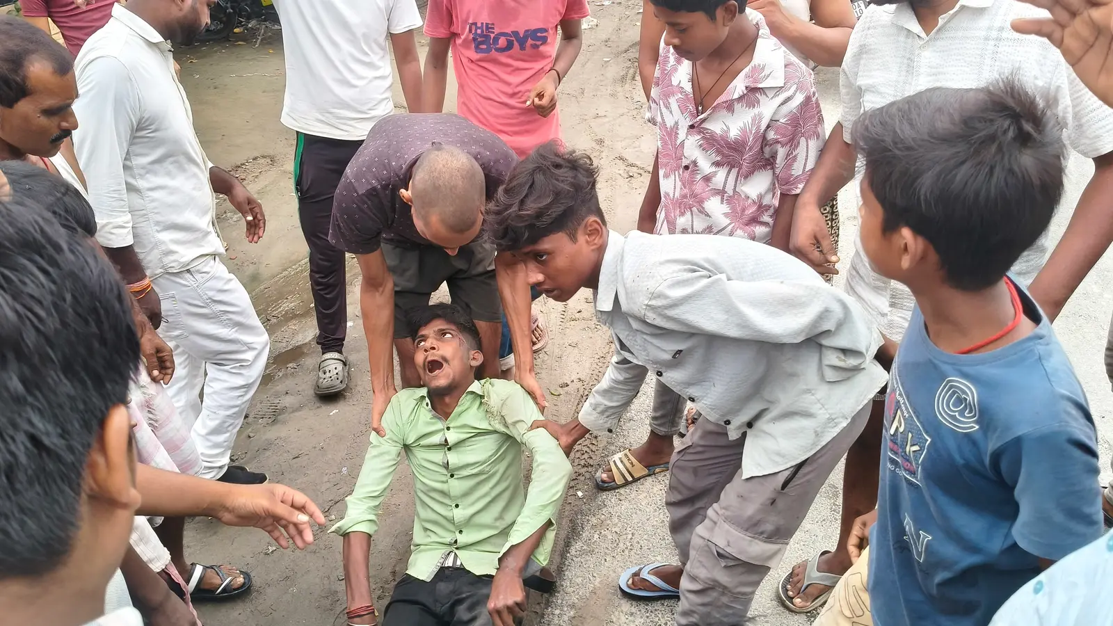 घायल युवक को इलाज के लिए भेजते स्थानीय लोग | Prabhat Khabar Network घायल युवक को इलाज के लिए भेजते स्थानीय लोग | Prabhat Khabar Network