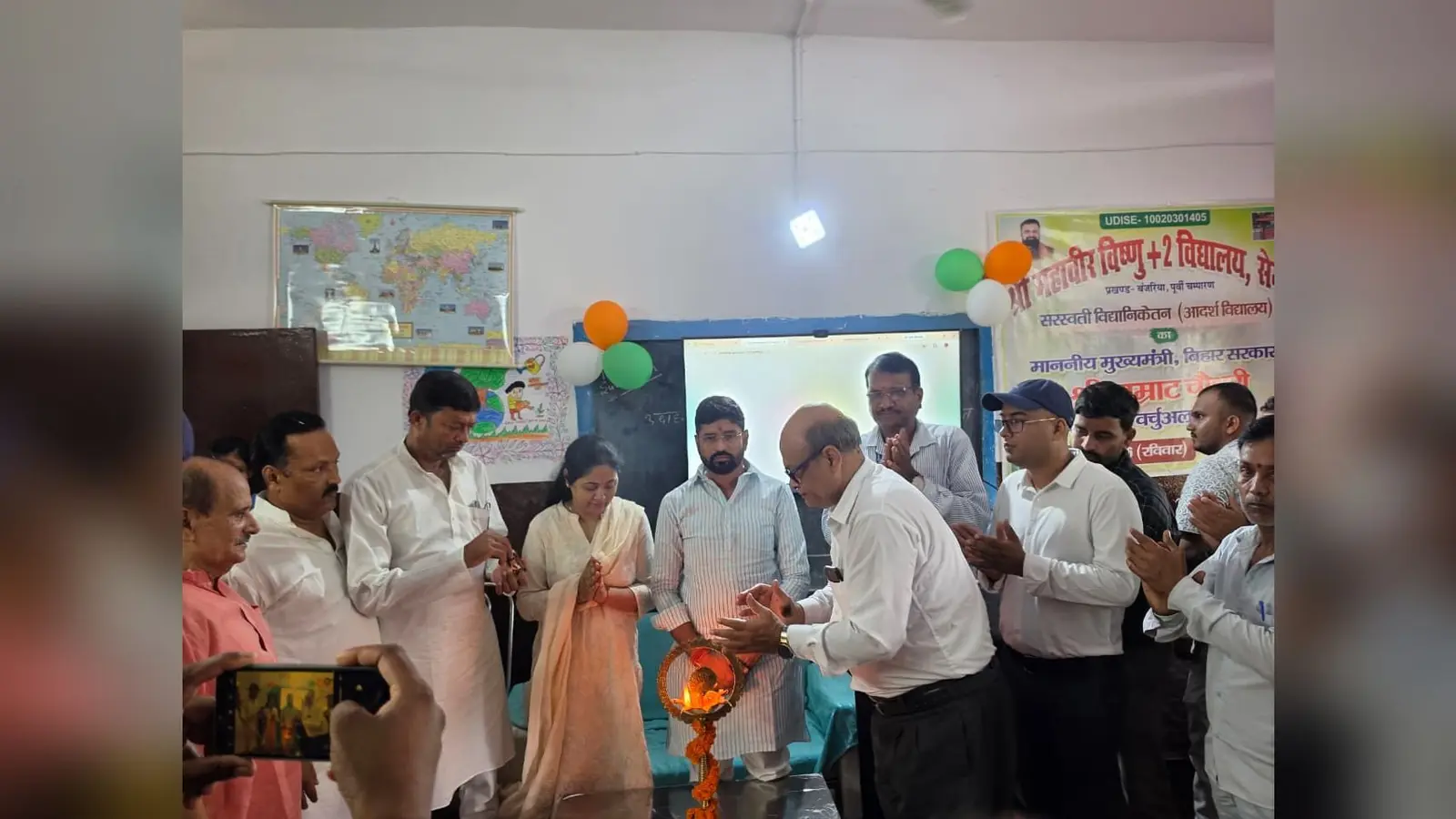 फोटो कैप्सन : दीप प्रज्वलित कर विद्यालय का उद्घाटन करते विधायक विशाल कुमार, सदर डीसीएलआर इति चतुर्वेदी, प्रखंड प्रमुख व अन्य | Prabhat Khabar Network फोटो कैप्सन : दीप प्रज्वलित कर विद्यालय का उद्घाटन करते विधायक विशाल कुमार, सदर डीसीएलआर इति चतुर्वेदी, प्रखंड प्रमुख व अन्य | Prabhat Khabar Network