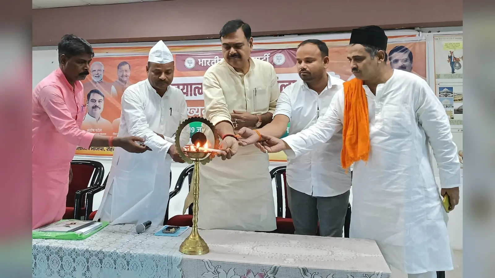 फोटो- कार्यक्रम का उद्घाटन करते पार्टी के जिलाध्यक्ष व अन्य | Prabhat Khabar Network फोटो- कार्यक्रम का उद्घाटन करते पार्टी के जिलाध्यक्ष व अन्य | Prabhat Khabar Network