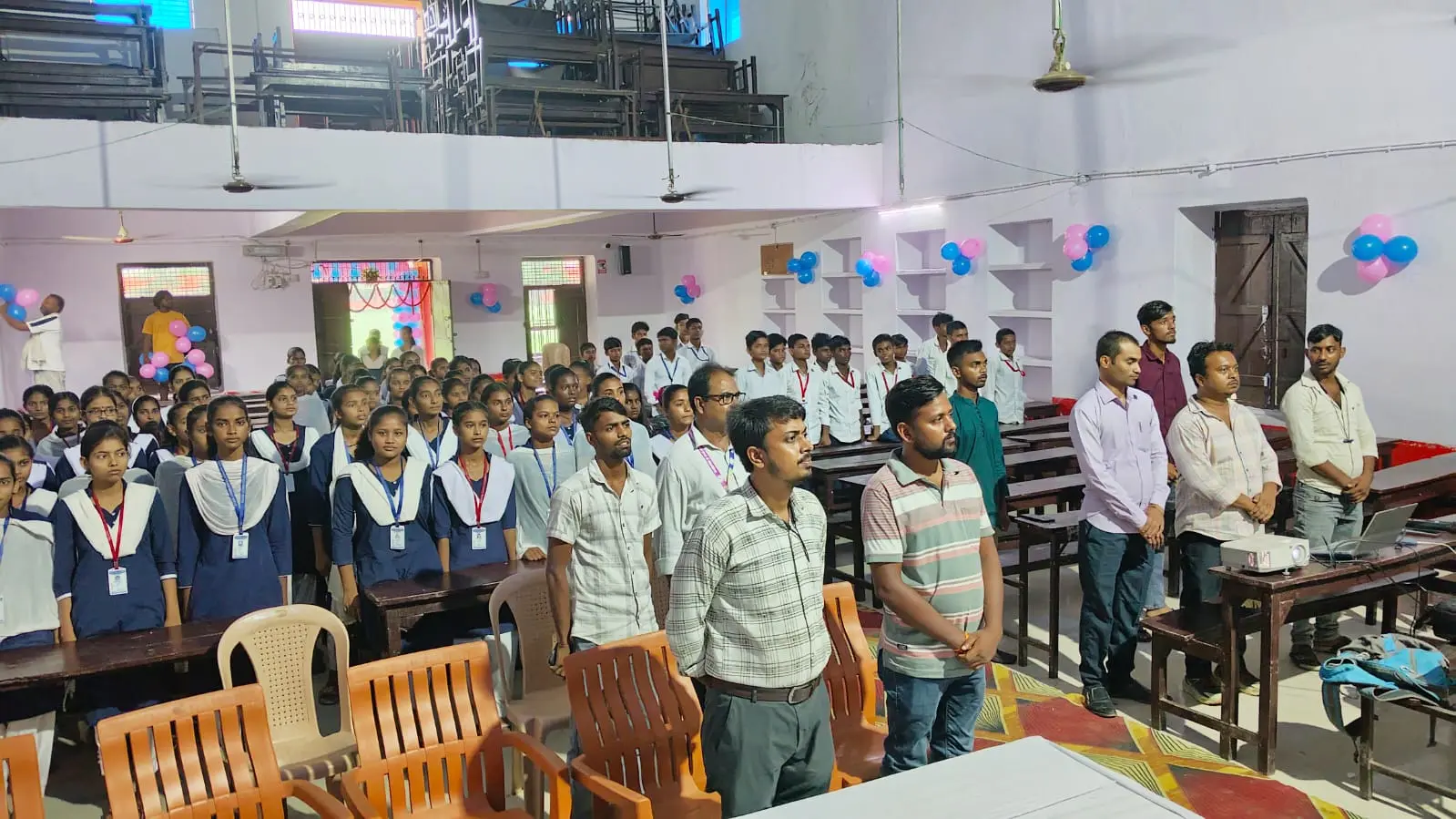 ऑनलाइन उद्घाटन के अवसर पर खड़े स्थानीय पदाधिकारी,शिक्षक,छात्र | Prabhat Khabar Network ऑनलाइन उद्घाटन के अवसर पर खड़े स्थानीय पदाधिकारी,शिक्षक,छात्र | Prabhat Khabar Network