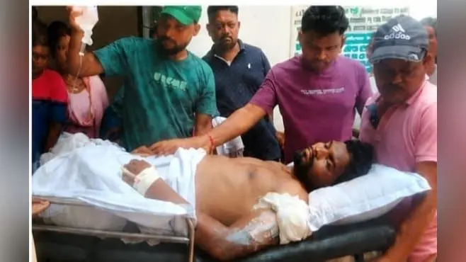 घायल को इलाज कराने ले जाते अस्पताल. | Prabhat Khabar Network घायल को इलाज कराने ले जाते अस्पताल. | Prabhat Khabar Network