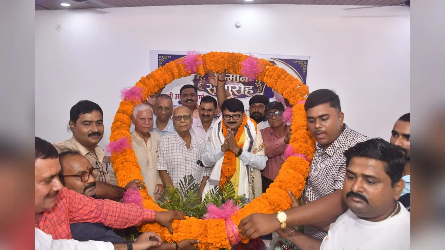 फृल माला पहला कर आलोक शर्मा को सम्मानित करते लोग | Prabhat Khabar Network फृल माला पहला कर आलोक शर्मा को सम्मानित करते लोग | Prabhat Khabar Network