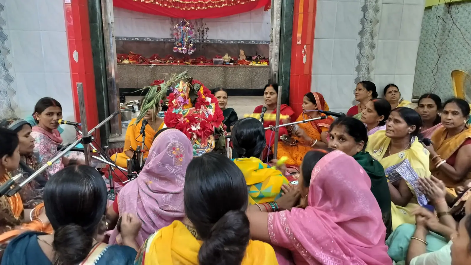 अखंण्ड संकिर्तन करते महिलाएं | Prabhat Khabar Network अखंण्ड संकिर्तन करते महिलाएं | Prabhat Khabar Network