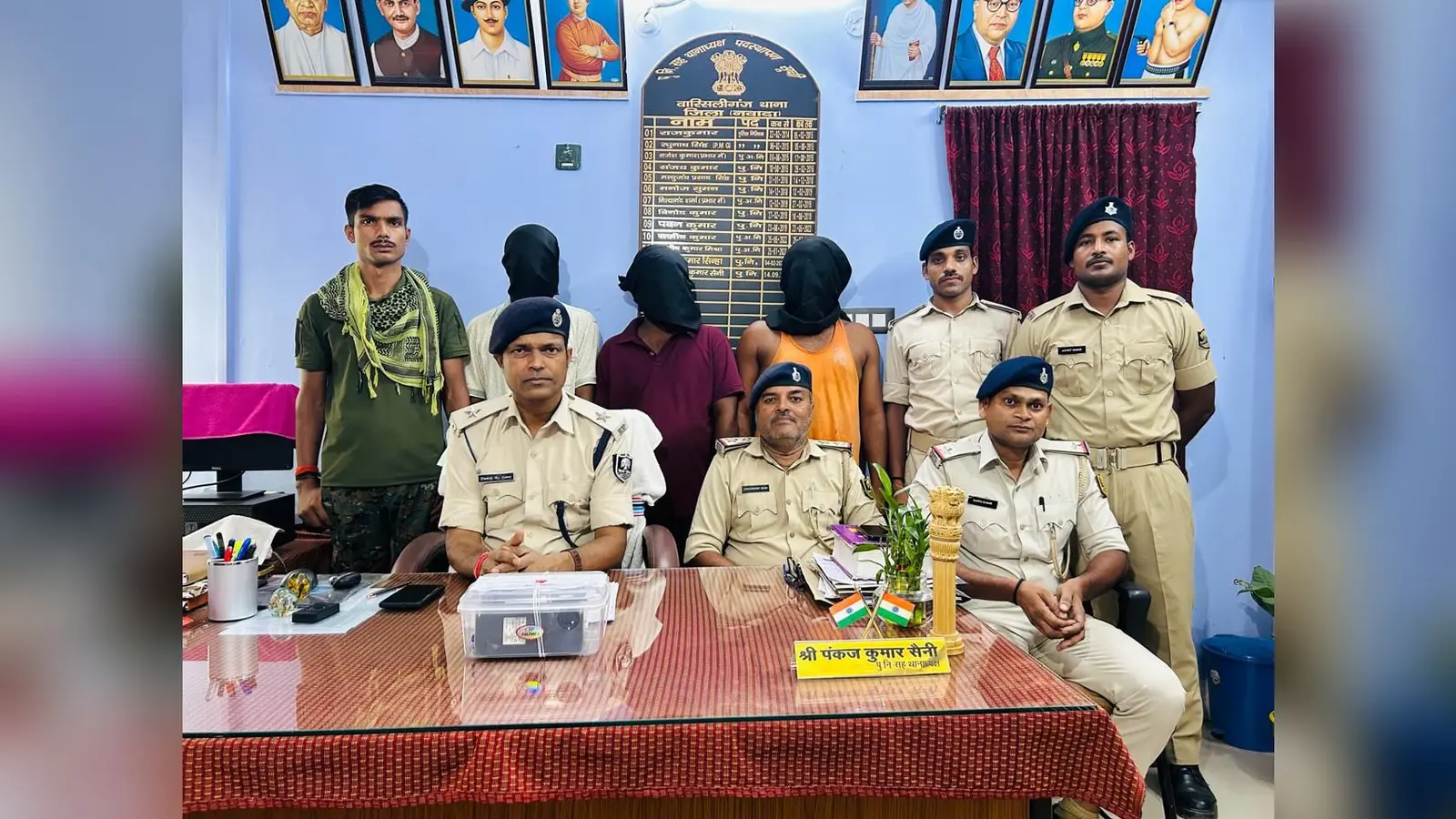 पुलिस के साथ गिरफ्तार ठग. | Prabhat Khabar Network पुलिस के साथ गिरफ्तार ठग. | Prabhat Khabar Network