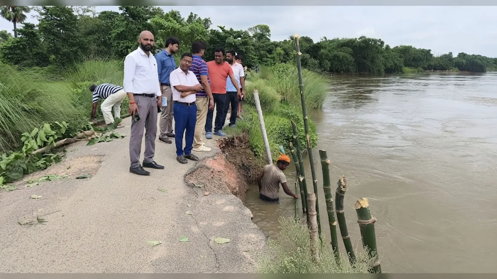 फोटो कैप्सन : कटवा स्थल पर कार्य करते कर्मी व तैनात सीओ कृष्ण प्रताप सिंह व अन्य | Prabhat Khabar Network फोटो कैप्सन : कटवा स्थल पर कार्य करते कर्मी व तैनात सीओ कृष्ण प्रताप सिंह व अन्य | Prabhat Khabar Network
