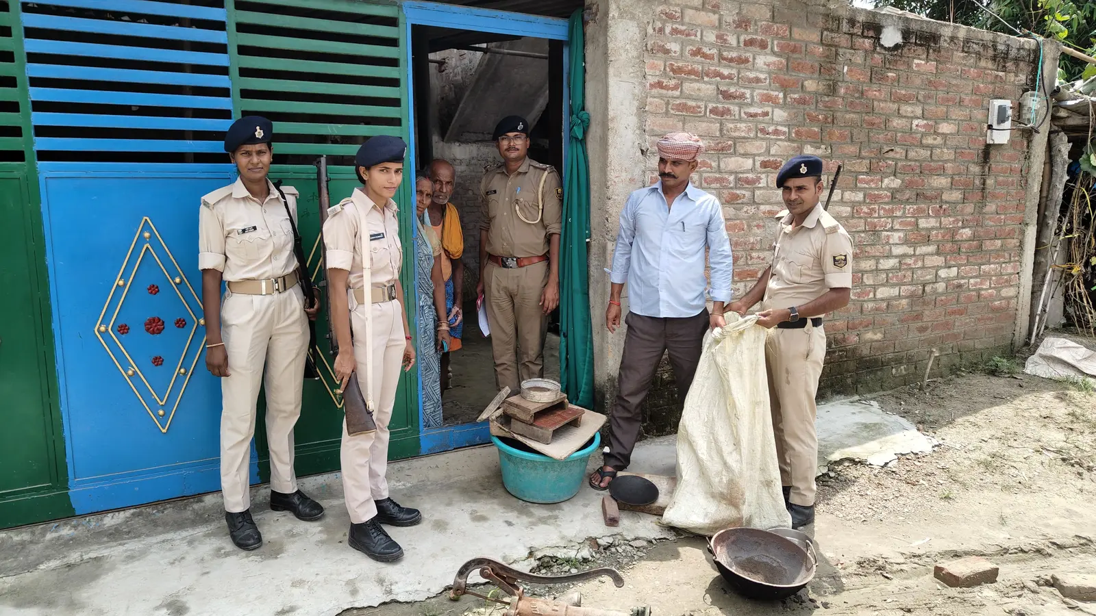 कुर्की जपती करने के दौरान दरवाजे तैनात पुलिस के जवान | Prabhat Khabar Network कुर्की जपती करने के दौरान दरवाजे तैनात पुलिस के जवान | Prabhat Khabar Network