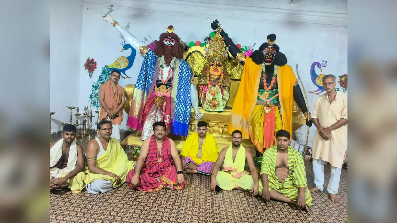 फोटो:राम परशुराम स्वरूप में भक्तों को दर्शन देते | Prabhat Khabar Network फोटो:राम परशुराम स्वरूप में भक्तों को दर्शन देते | Prabhat Khabar Network