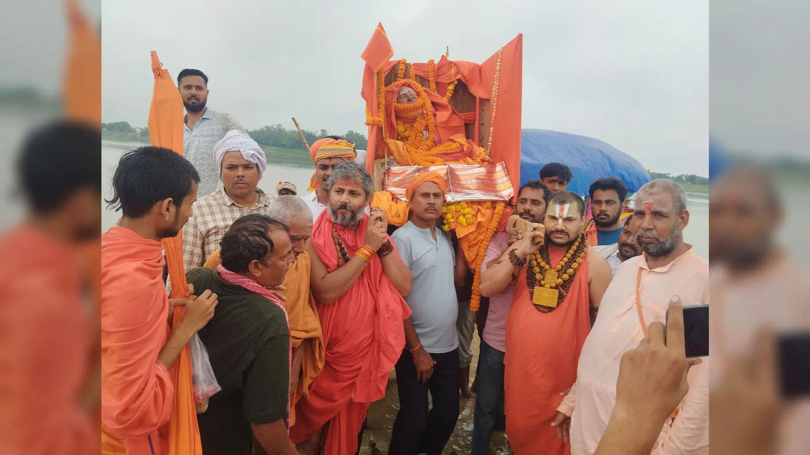 फोटो - जल समाधि यात्रा में शामिल भक्त | Prabhat Khabar Network फोटो - जल समाधि यात्रा में शामिल भक्त | Prabhat Khabar Network
